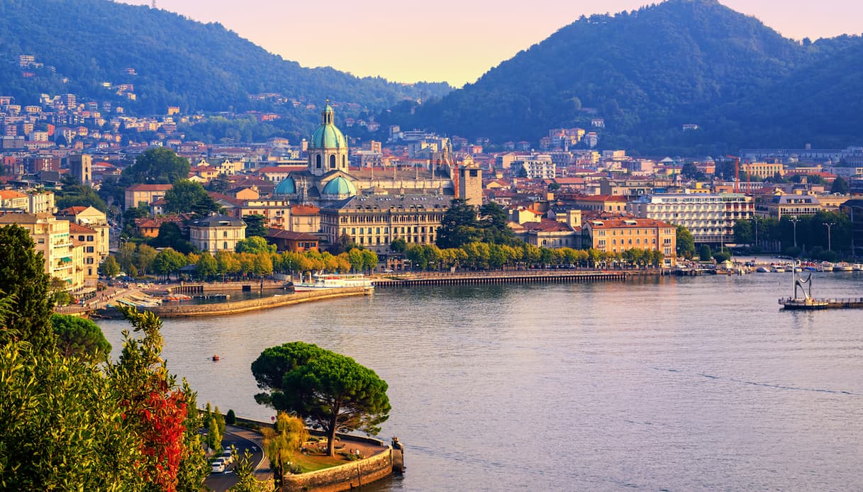 https://siviaggia.it/wp-content/uploads/sites/2/2025/07/Como-Lombardia-2.jpg