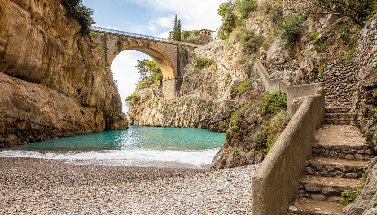 Una bellissima veduta della spiaggia del Fiordo di Furore, in Costiera Amalfitana