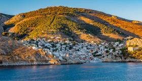 Vacanze estive in Grecia, le mete dove il sole incontra il mare (e non solo)