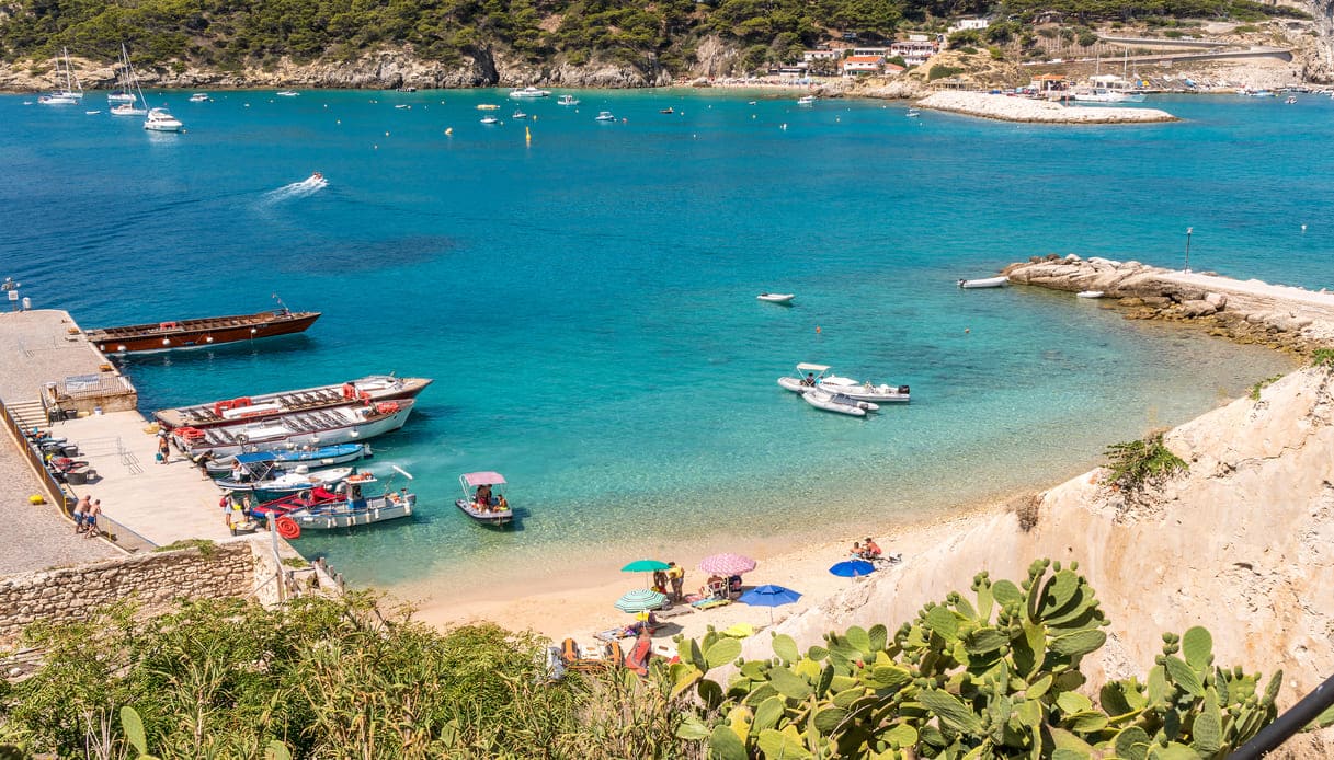 https://siviaggia.it/wp-content/uploads/sites/2/2025/07/Isole-Tremiti-Puglia-Italia-luglio-2020-Piccola-spiaggia-vicino-al-porto-turistico-dellisola-di-San-Nicola-arcipelago-delle-isole-Tremiti-Puglia-Italia.jpg
