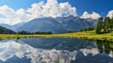 Lago di Covel, un angolo segreto tra i pascoli e le vette del Trentino