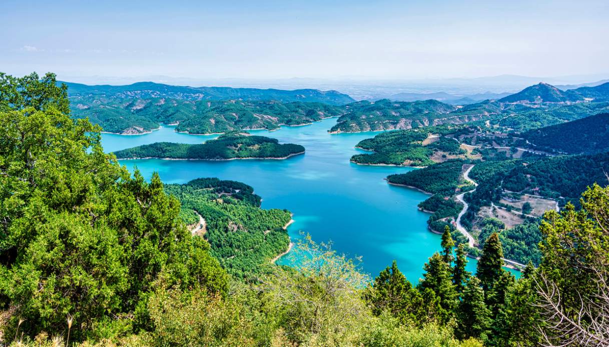https://siviaggia.it/wp-content/uploads/sites/2/2025/07/Lago-Plastiras.jpg