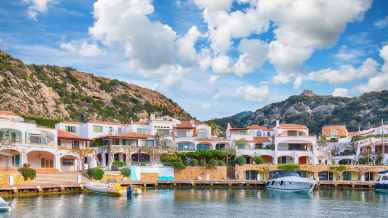 La nuova meta di lusso dove andare in Italia è Poltu Quatu, la Portofino sarda
