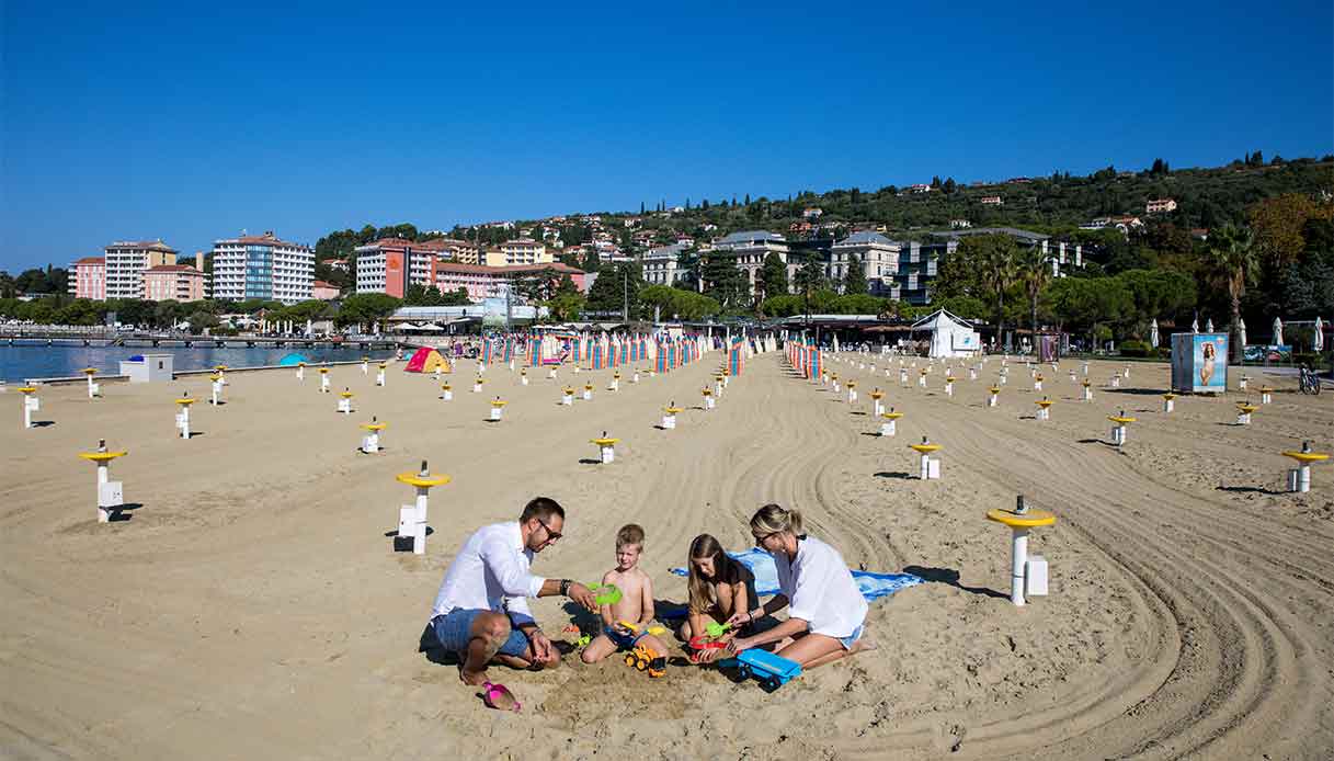 https://siviaggia.it/wp-content/uploads/sites/2/2025/07/Portorose-spiaggia-sabbia.jpg
