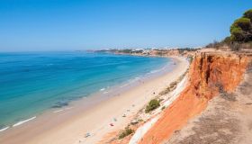 Non è il Grand Canyon, è l’oceano: benvenuti a Praia da Falésia