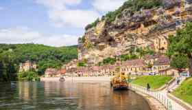 La Roque-Gageac, il villaggio incantato sospeso tra fiume e roccia