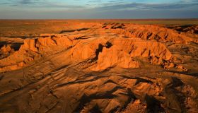 Le scogliere di fuoco della Mongolia raccontano segreti di dinosauri e meraviglie millenarie