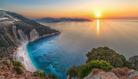 La spiaggia di Myrtos a Cefalonia incanta tra miti e tramonti