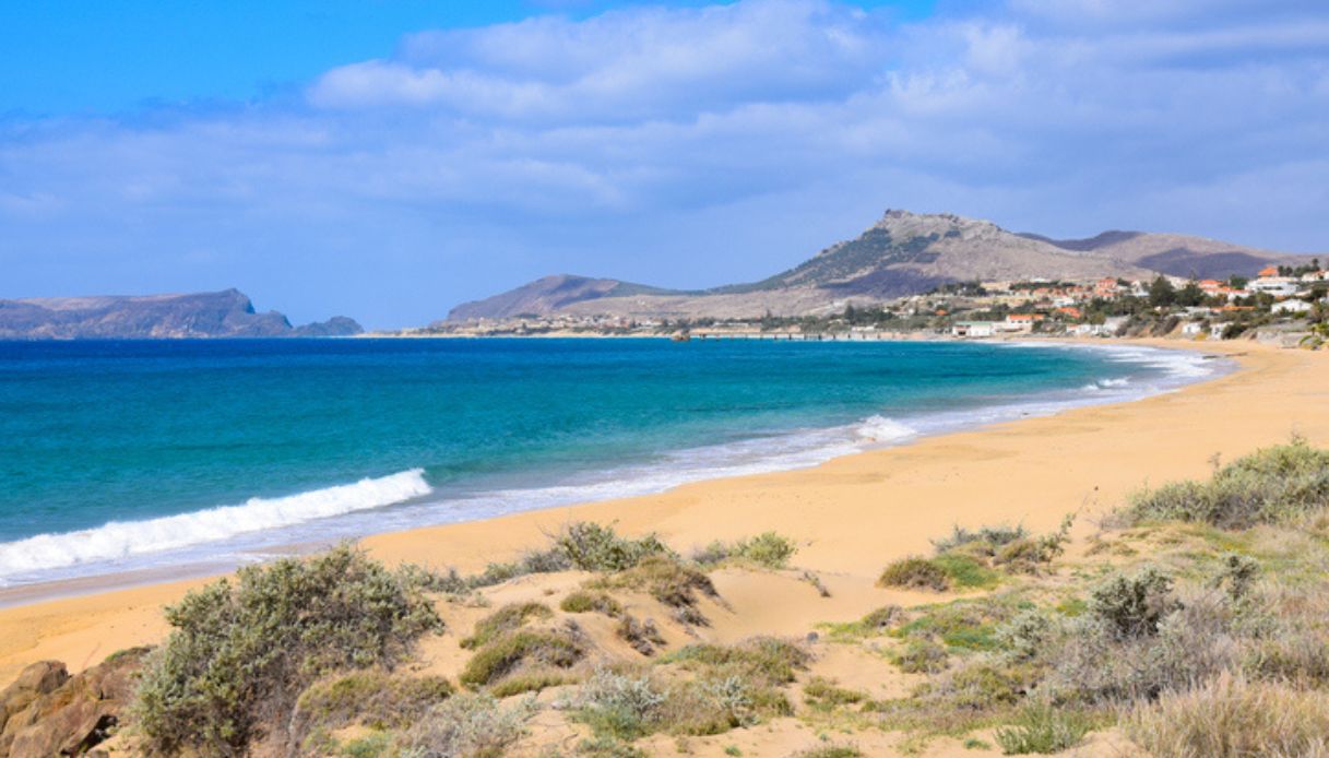 Panorama della spiaggia dorata dell'isola di Porto Santo, meta da vedere in estate in Portogallo