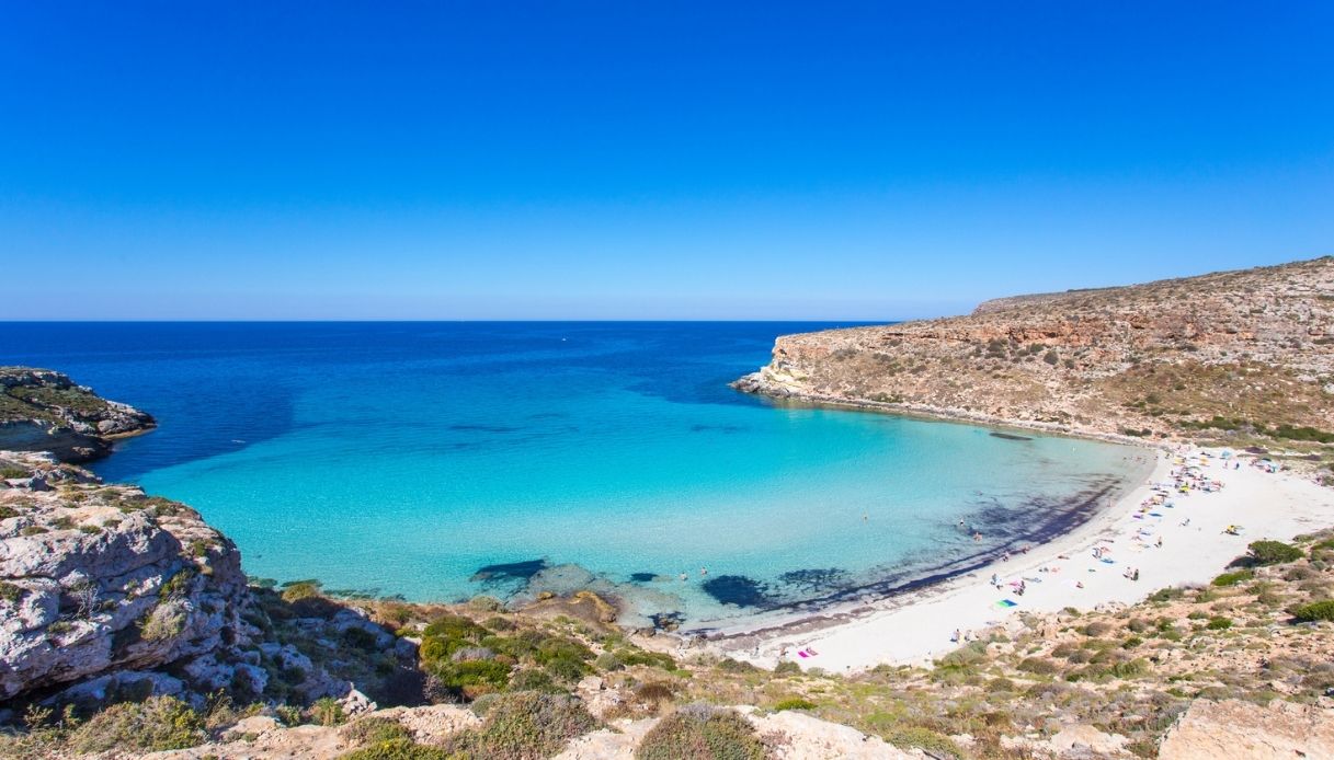 https://siviaggia.it/wp-content/uploads/sites/2/2025/07/Spiaggia-dei-Conigli-Sicilia.jpg
