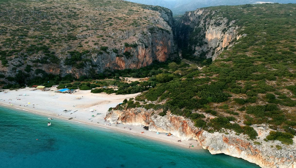 Spiaggia selvaggia con canyon