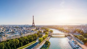 Tour Eiffel off-limits: troppo caldo per salire sul simbolo della Ville Lumière