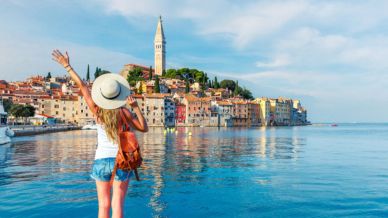 Le spiagge di Rovigno, dove il mare abbraccia la pietra