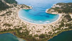 Grecia da sogno, le spiagge bianche più belle tra acque turchesi e scogliere da cartolina