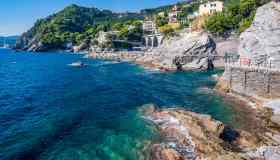 Zoagli, in questo borgo c’è la passeggiata nella roccia su un mare da sogno