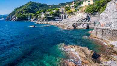 Zoagli, in questo borgo c’è la passeggiata nella roccia su un mare da sogno