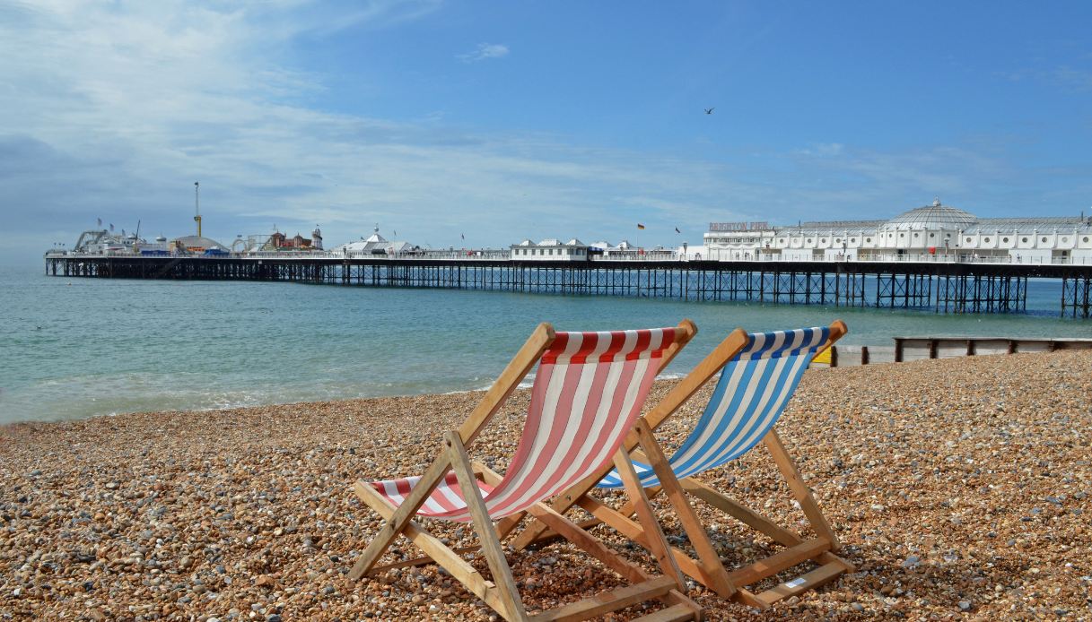 Gli sdraio a righe sulla spiaggia di Brighton