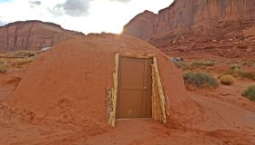 Dormire in questa capanna fatta di terra è l’esperienza più disconnessa e mistica da vivere