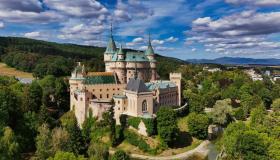 Bojnice, il castello con una misteriosa torre in mezzo al lago