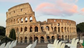 Roma, cinema sotto le stelle tra le rovine del Tempio di Venere: emozioni con vista Colosseo