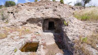 Sardegna, scoperte tre nuove Domus de Janas: le “case delle fate” continuano a stupire