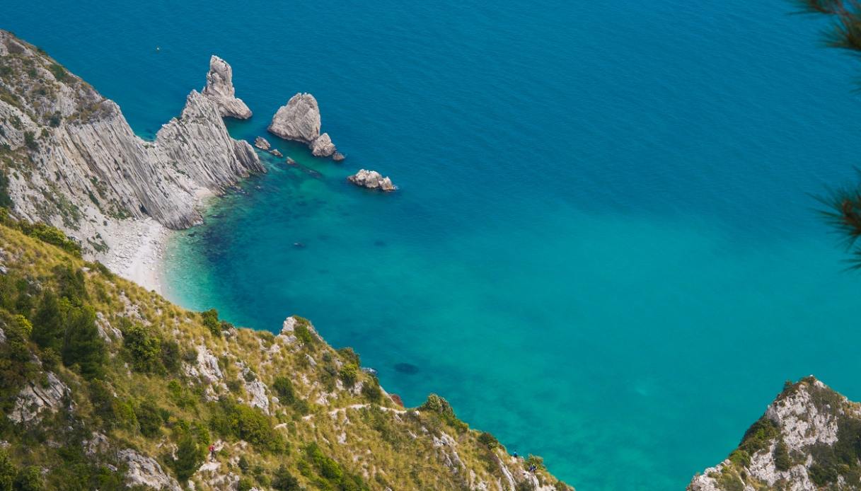 spiaggia delle due sorelle lungo la Riviera del Conero