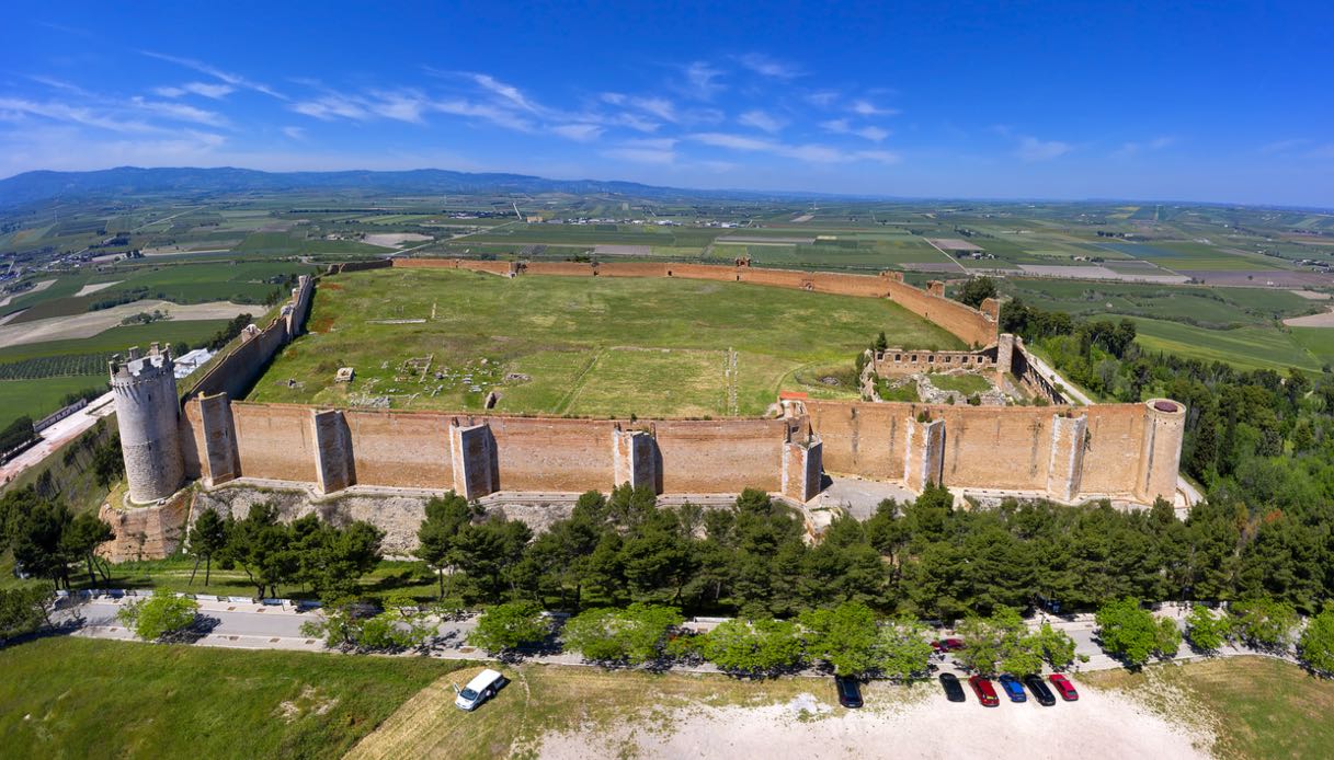 https://siviaggia.it/wp-content/uploads/sites/2/2025/07/fortezza-svevo-angioina-lucera.jpg