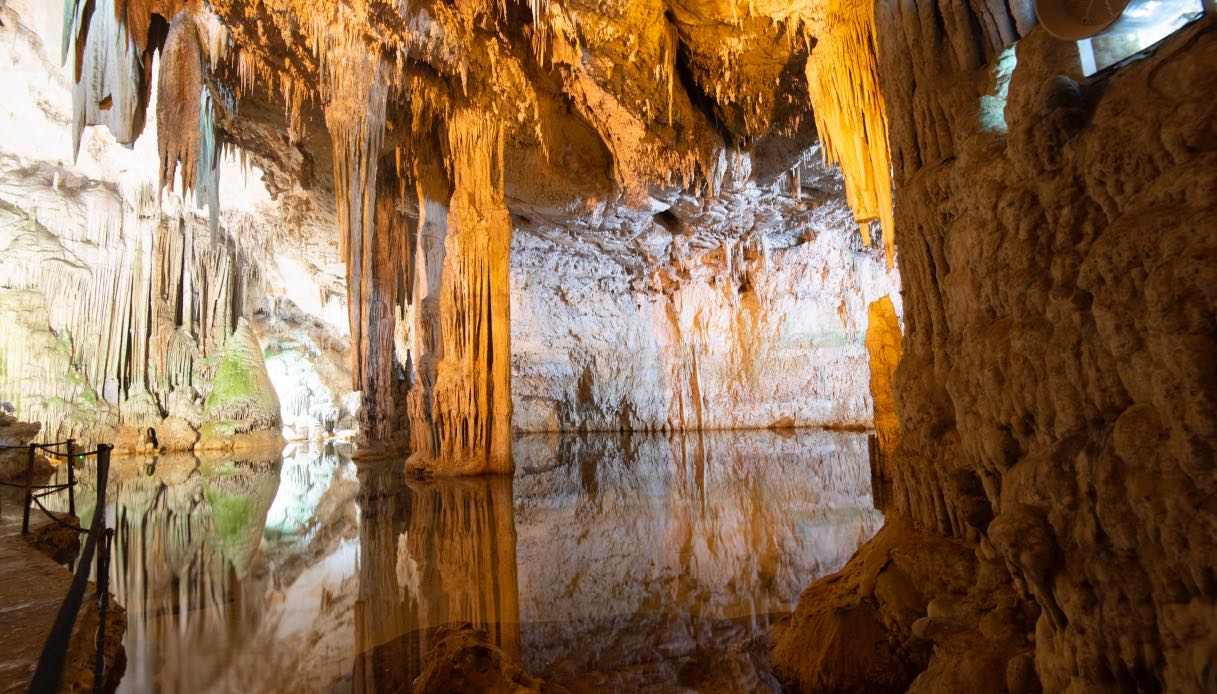 https://siviaggia.it/wp-content/uploads/sites/2/2025/07/grotta-alghero.jpg