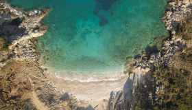 Alla scoperta della spiaggia di Pasqyra in Albania: un angolo di paradiso tra scogliere e acque cristalline