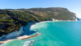 Dove la natura accarezza il mare: le spiagge libere più belle del Conero per un’estate da sogno
