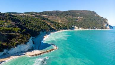 Dove la natura accarezza il mare: le spiagge libere più belle del Conero per un’estate da sogno