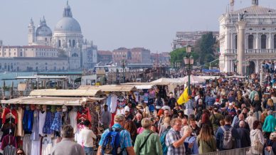 Overtourism in Italia, dove il turismo di massa sta diventando un problema: la nuova classifica