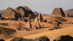 Meroe, la città delle piramidi dimenticate nel cuore del deserto sudanese