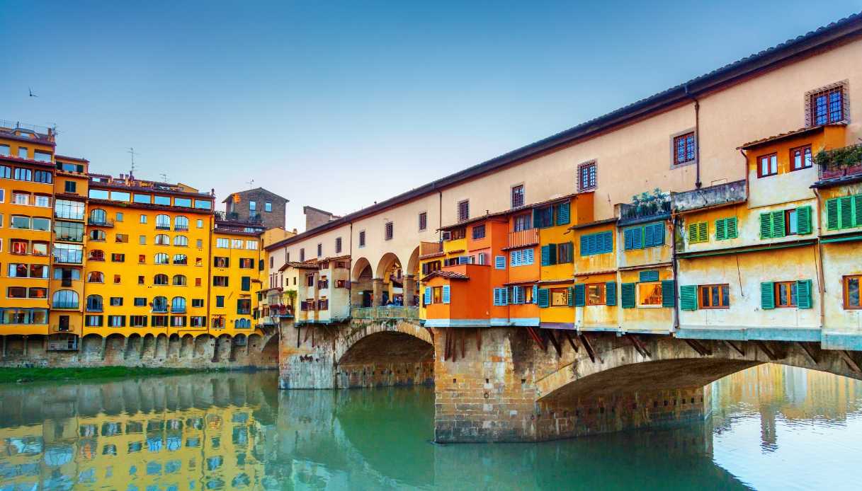 Pagaiare sotto il Ponte Vecchio a Firenze