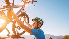 Vacanze in bicicletta, i migliori modelli di portabici per auto 2025