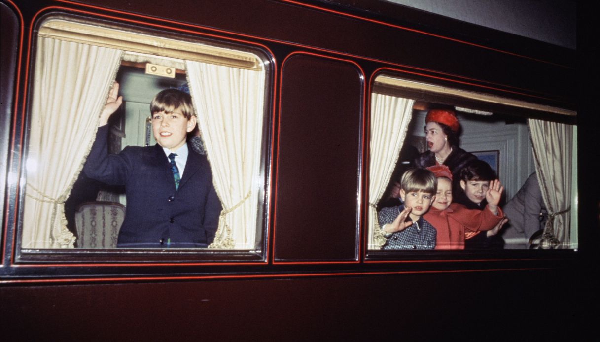 La regina Elisabetta II sul Treno Reale