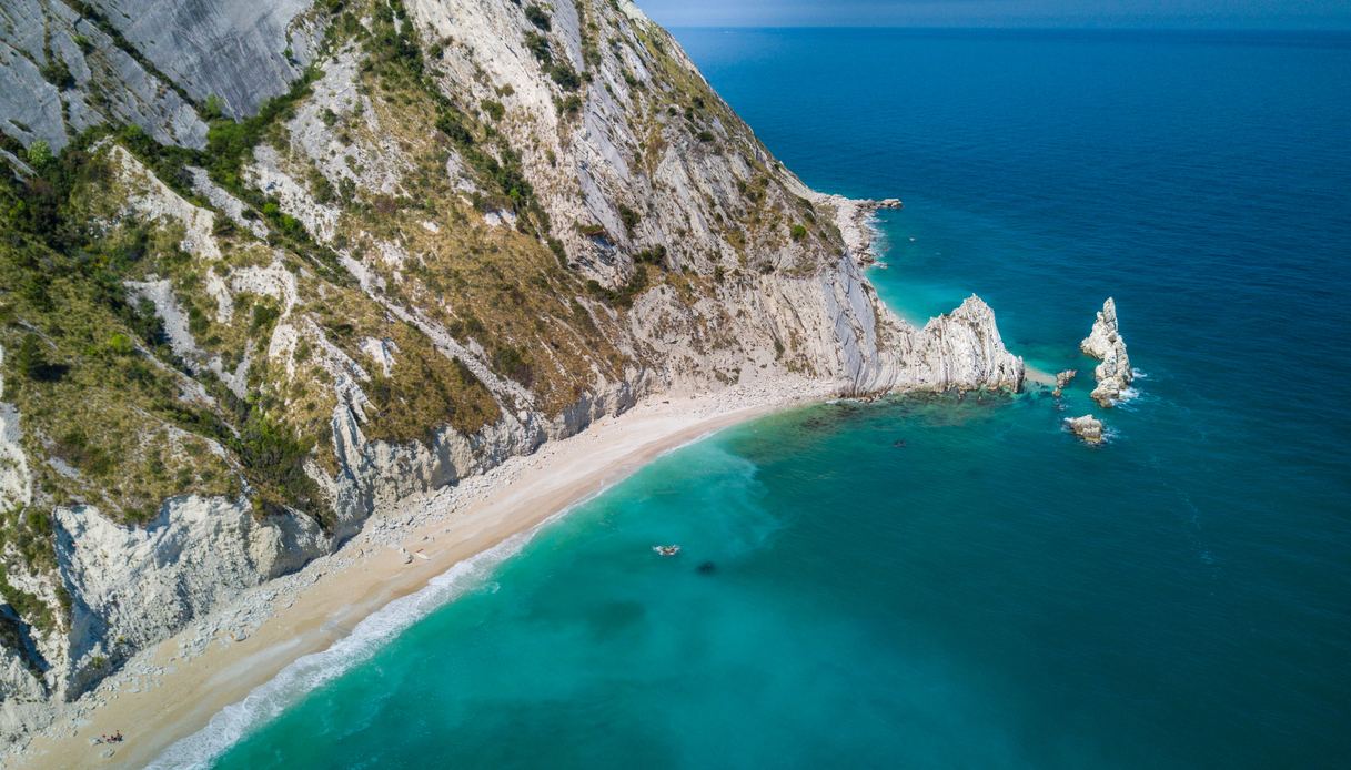 https://siviaggia.it/wp-content/uploads/sites/2/2025/07/spiaggia-del-conero.jpg