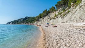 La spiaggia di San Michele, tra i luoghi scenografici più belli nella Riviera del Conero