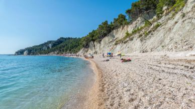 La spiaggia di San Michele, tra i luoghi scenografici più belli nella Riviera del Conero