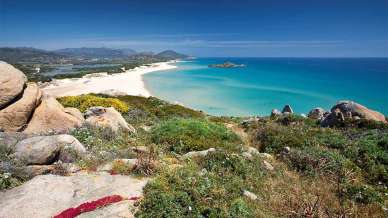 Su Giudeu, la mezzaluna di sabbia che fa sognare tra le spiagge della Sardegna