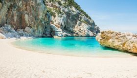 Le spiagge paradisiache di Baunei protette da un algoritmo: è l’AI che decide in quanti possono entrare