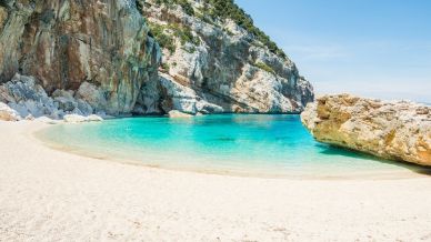 Le spiagge paradisiache di Baunei protette da un algoritmo: è l’AI che decide in quanti possono entrare