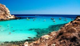 Cala Pulcino, la spiaggia che scompare tra scogli e onde