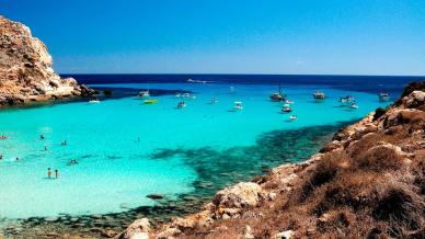 Cala Pulcino, la spiaggia che scompare tra scogli e onde