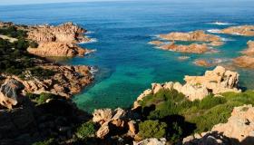Cala Sarraina, la spiaggia “dipinta” della Costa Rossa
