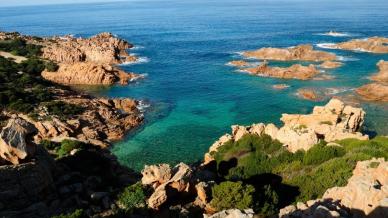 Cala Sarraina, la spiaggia “dipinta” della Costa Rossa