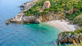 Cala Tonnarella dell’Uzzo, quiete selvaggia tra scogli e mare cristallino