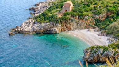 Cala Tonnarella dell’Uzzo, quiete selvaggia tra scogli e mare cristallino