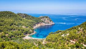 Cala Tuent, dove il mare si fonde con la natura selvaggia