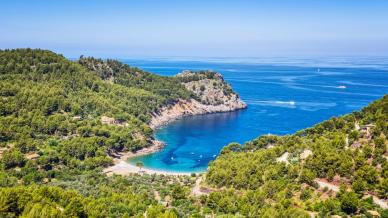 Cala Tuent, dove il mare si fonde con la natura selvaggia